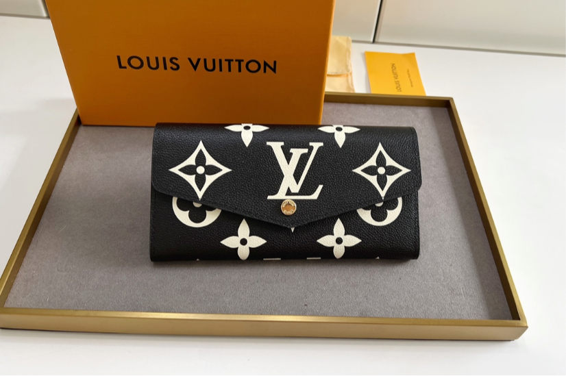 LV WALLET