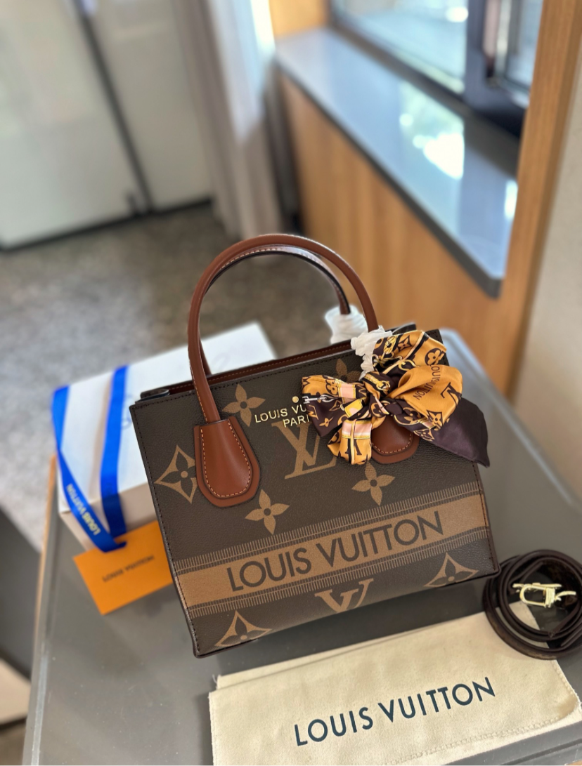 LV PURSE