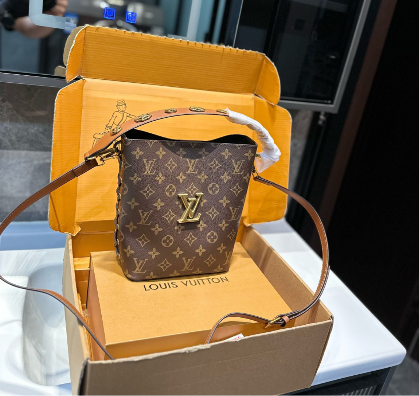 LV PURSE