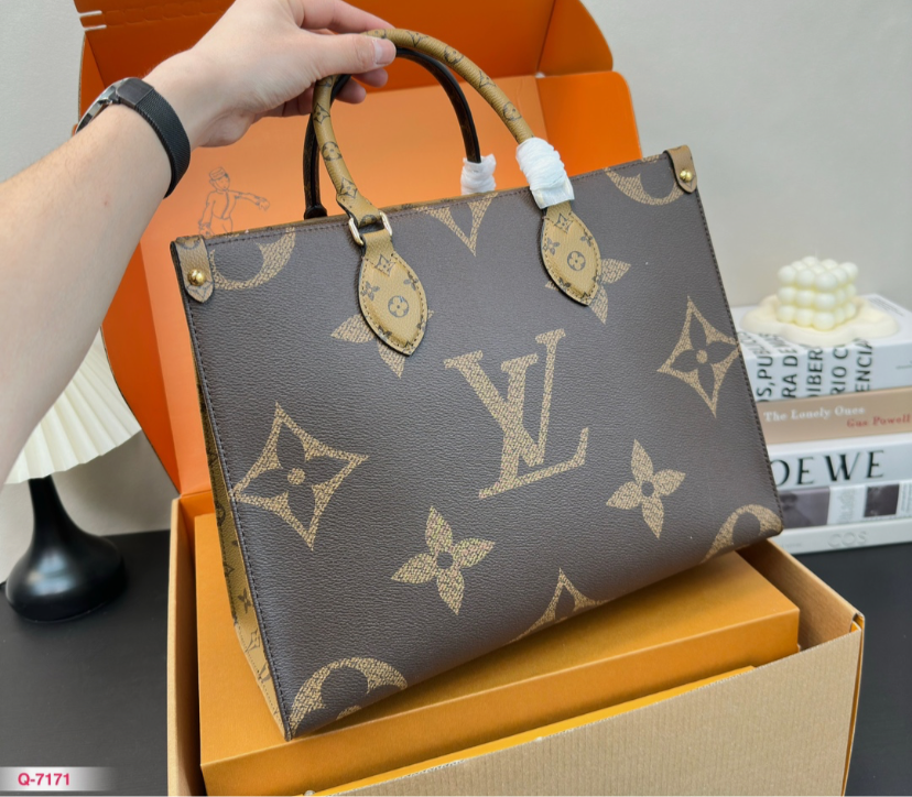 LV PURSE