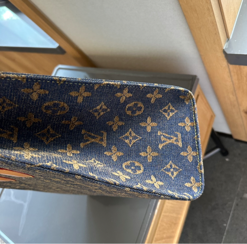 LV PURSE