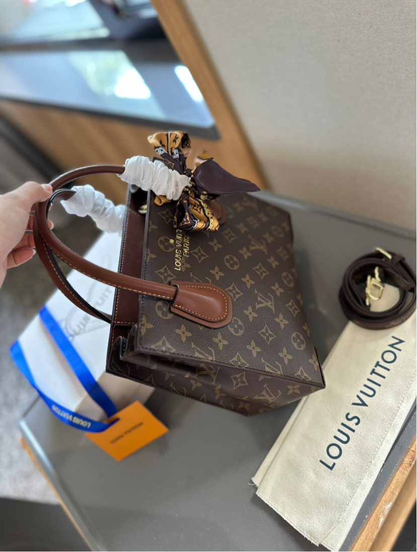 LV PURSE