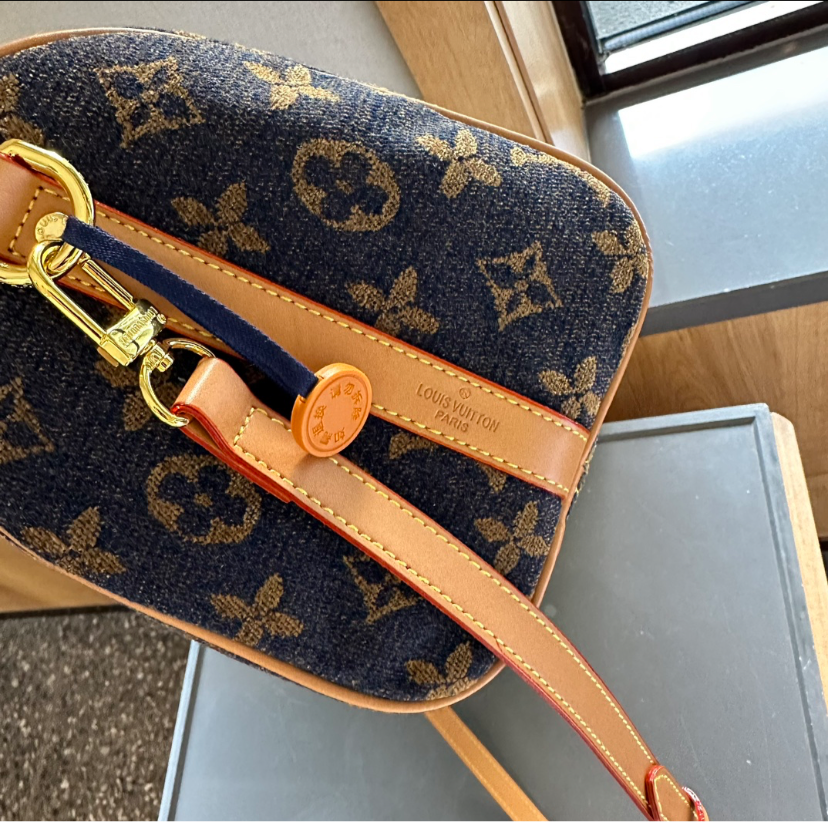 LV PURSE