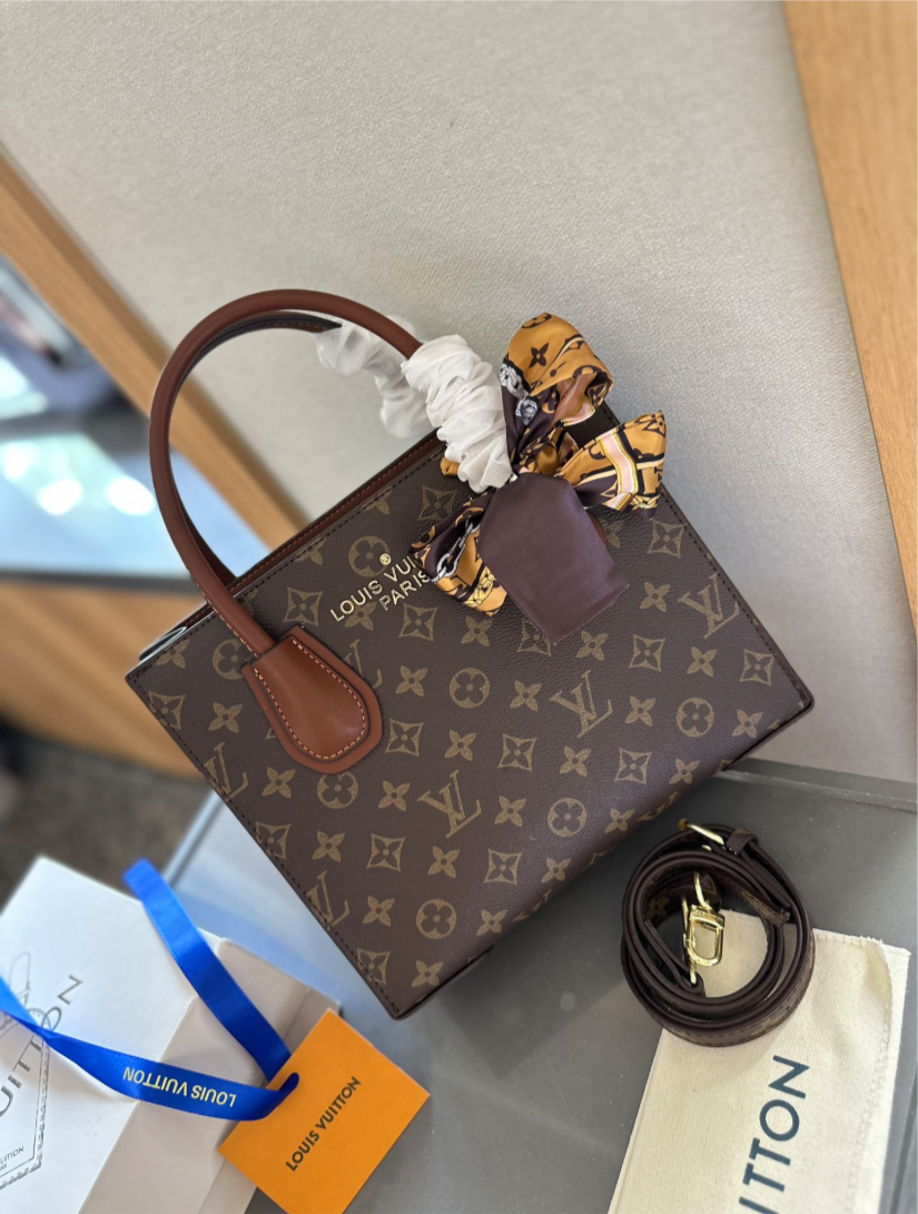 LV PURSE