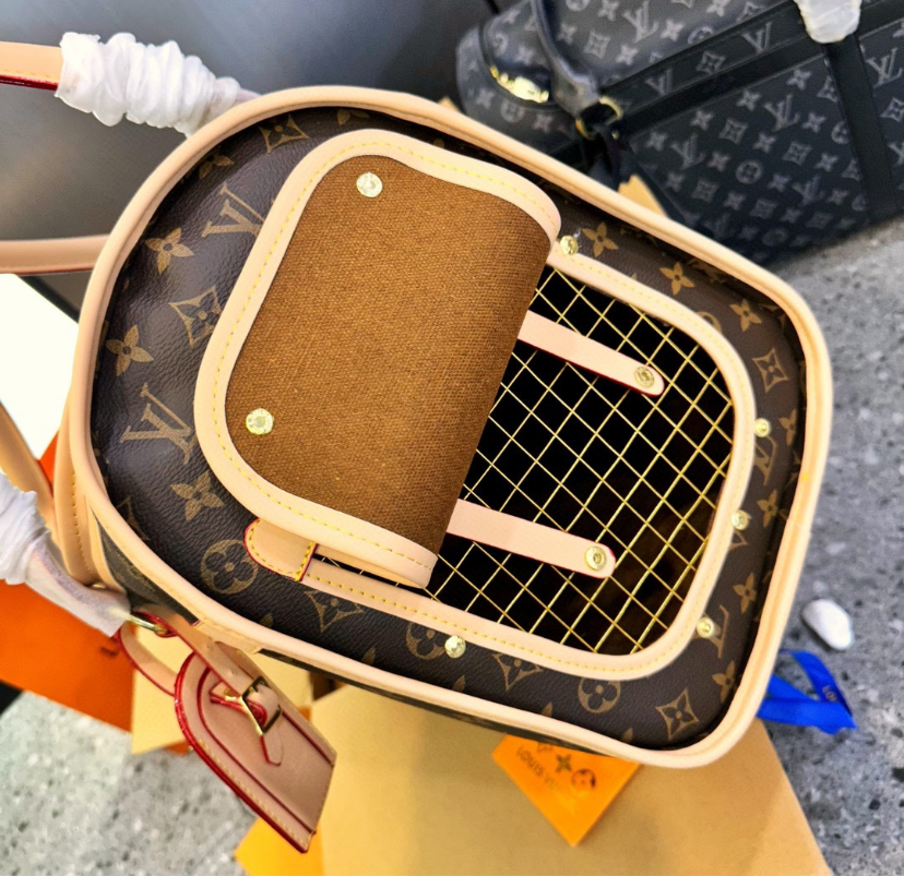 LV PET CARRIER (Black)