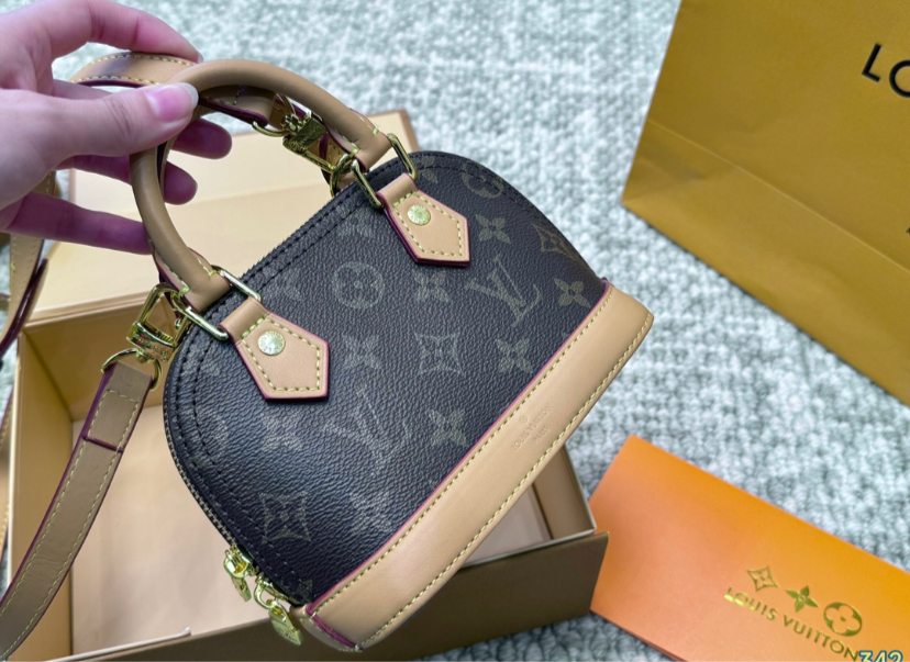 LV PURSE