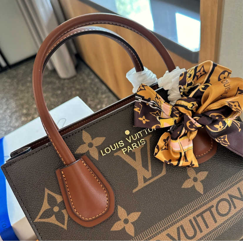 LV PURSE