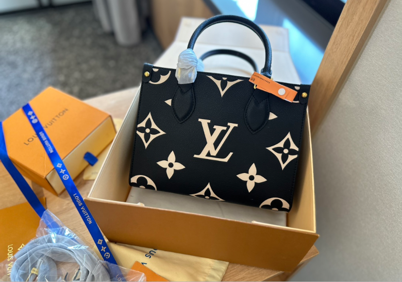 LV PURSE