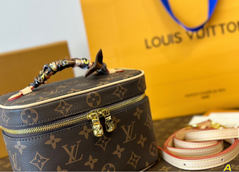 LV PURSE