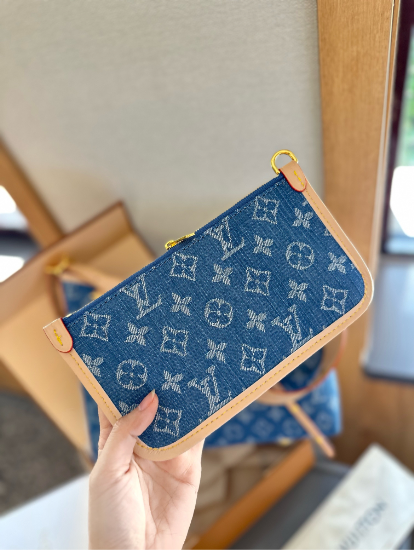 LV PURSE